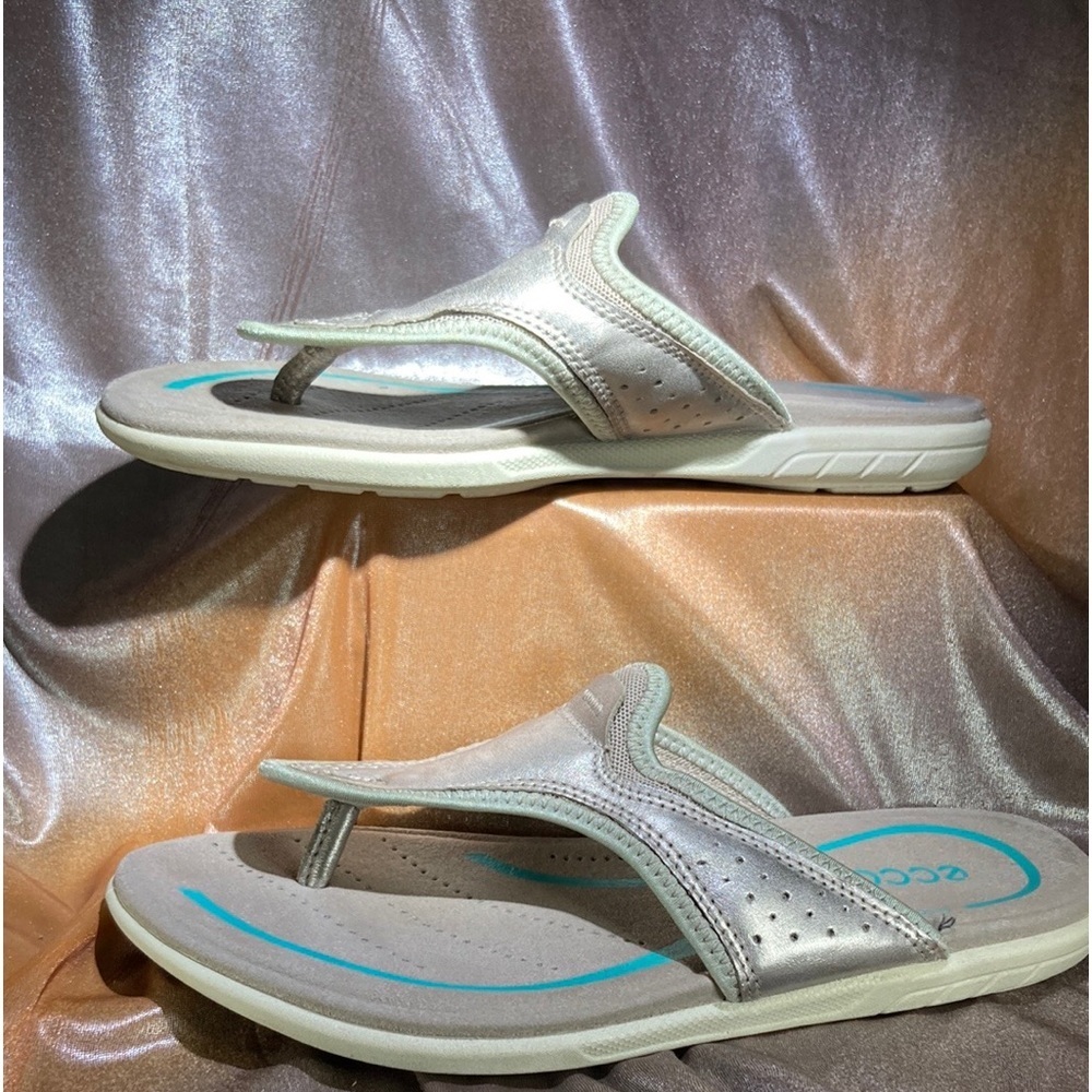 ECCO size‎ 39 silver flip flops with ortho support. Box 6